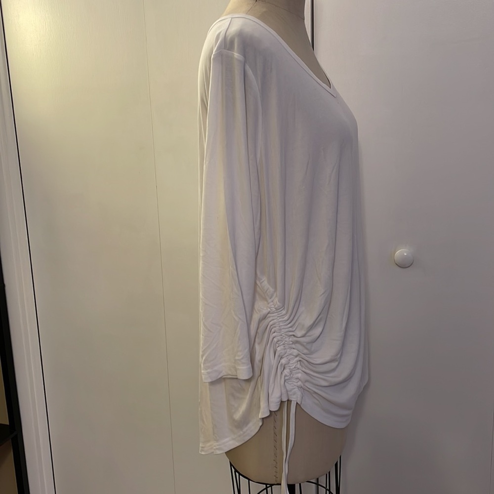 Zuda 3/4 sleeve scoop neck ruched side white t-shirt - Picture 6 of 8
